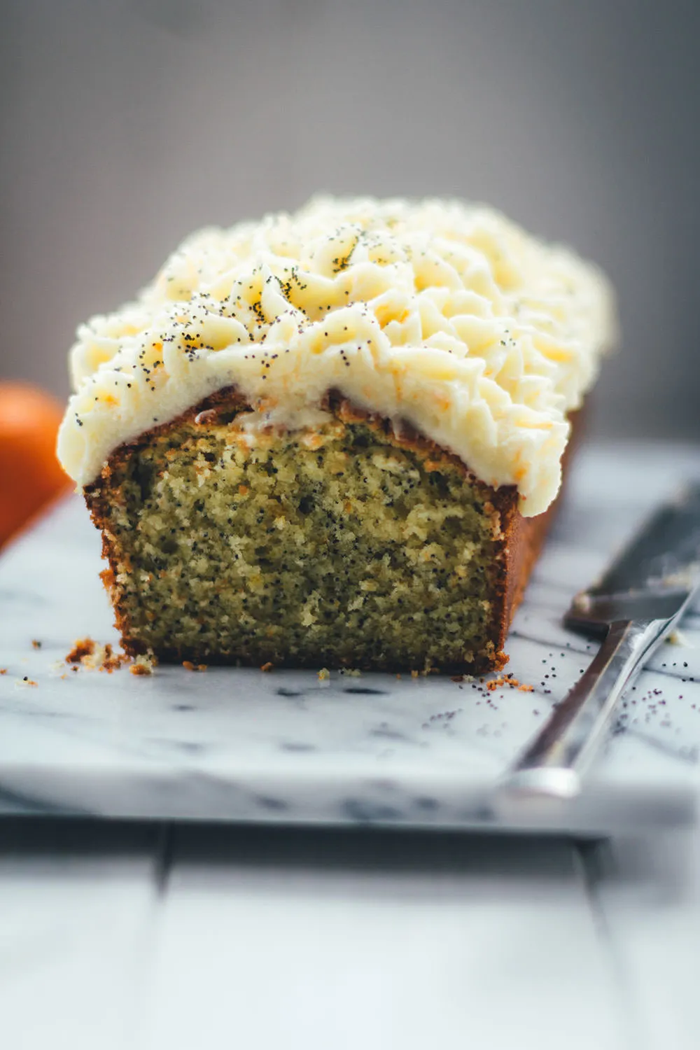 Köstlicher Clementinen-Mohn-Geburtstagskuchen von oben mit Mohnstreusel