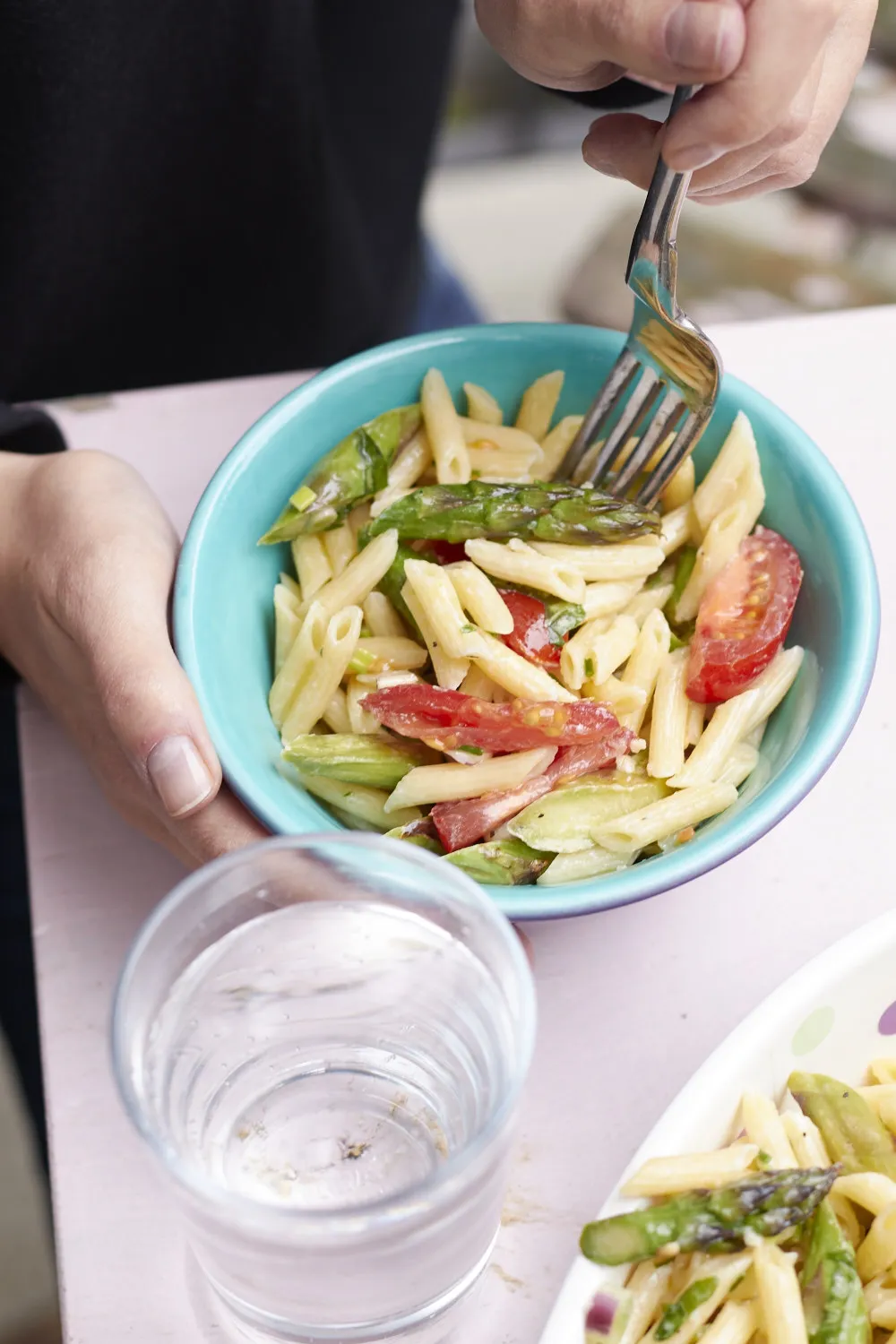 Köstlicher Nudelsalat mit frischem grünem Spargel und Tomaten