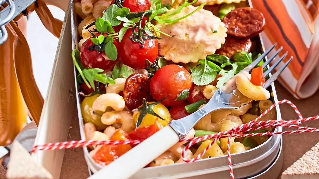 Köstlicher Nudelsalat, reich an Kohlenhydraten für langanhaltende Energie, ideal zum Einpacken für unterwegs