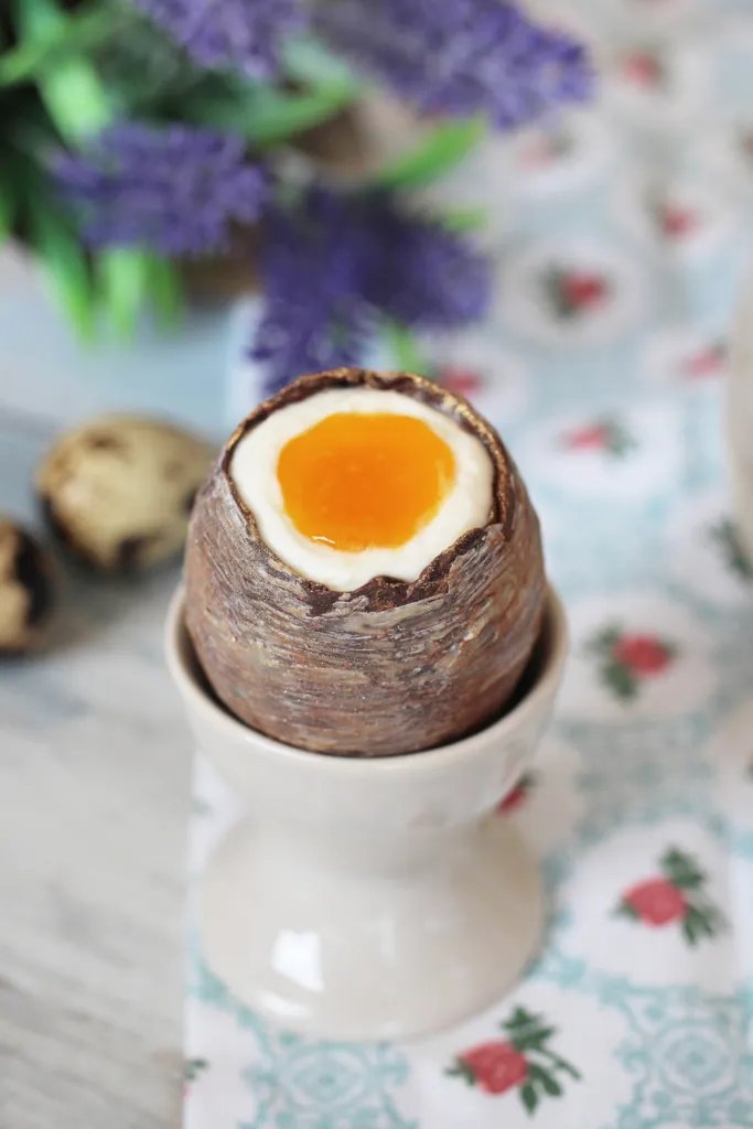 Köstliches Schoko-Ei mit cremigem Cheesecake, eine weitere Backidee.