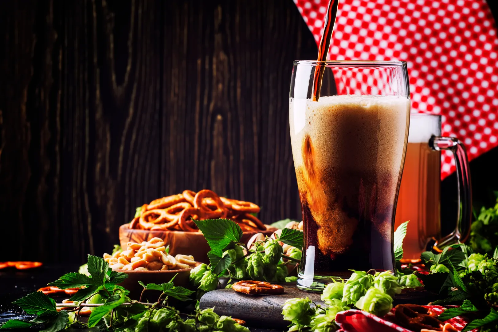 Köstritzer Schwarzbier, ein typisch deutsches dunkles Bier, serviert mit Brezeln