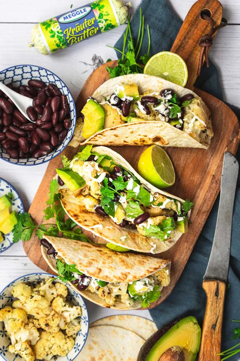 Kreativ arrangierte vegetarische Tacos auf einem Teller