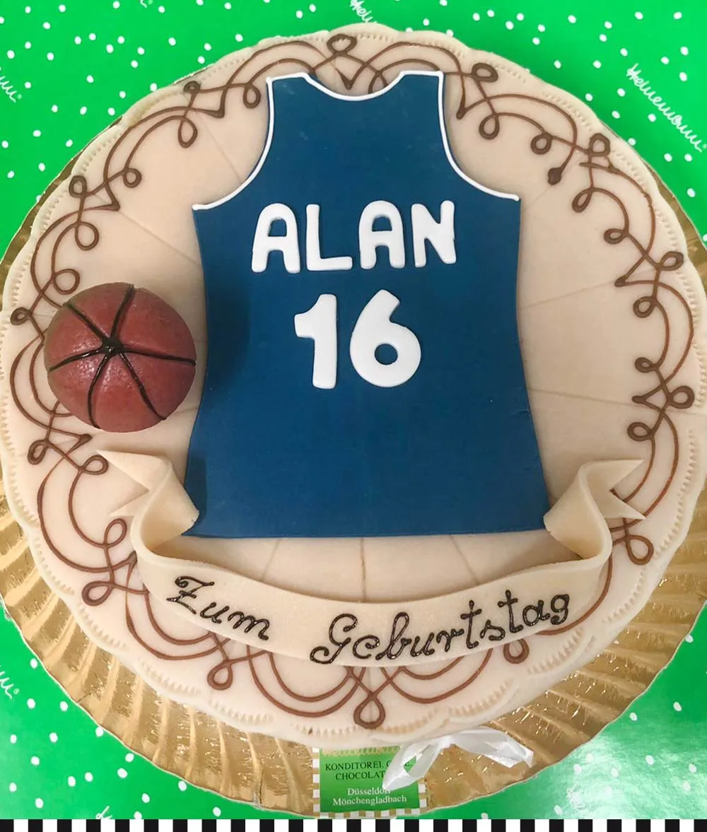Kreative Geburtstagstorte in Basketball-Form für Sportfans von Heinemann