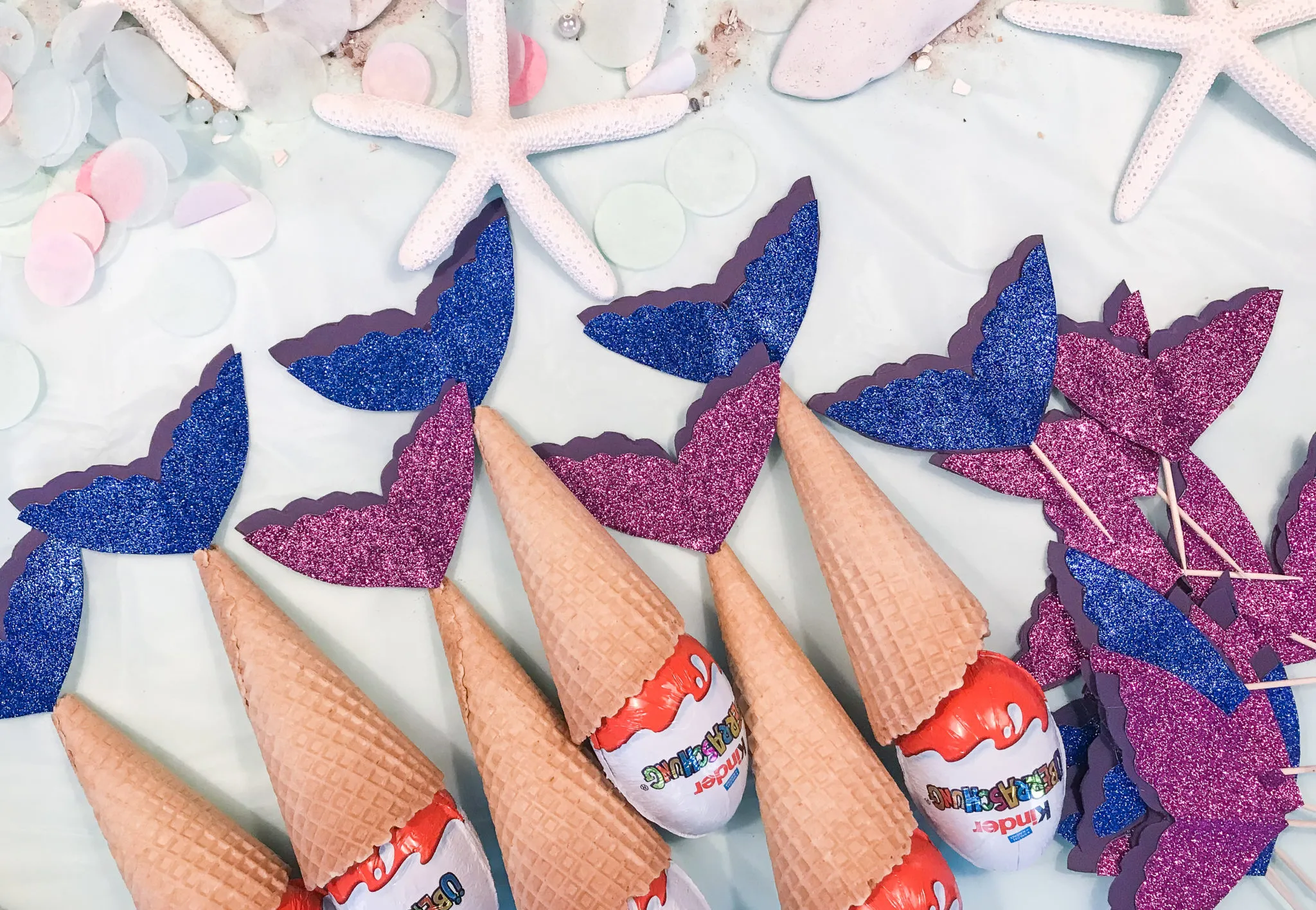 Kreative Kita-Mitbringsel in Form von Meerjungfrauen-Flossen aus Eiswaffeln und Überraschungseiern