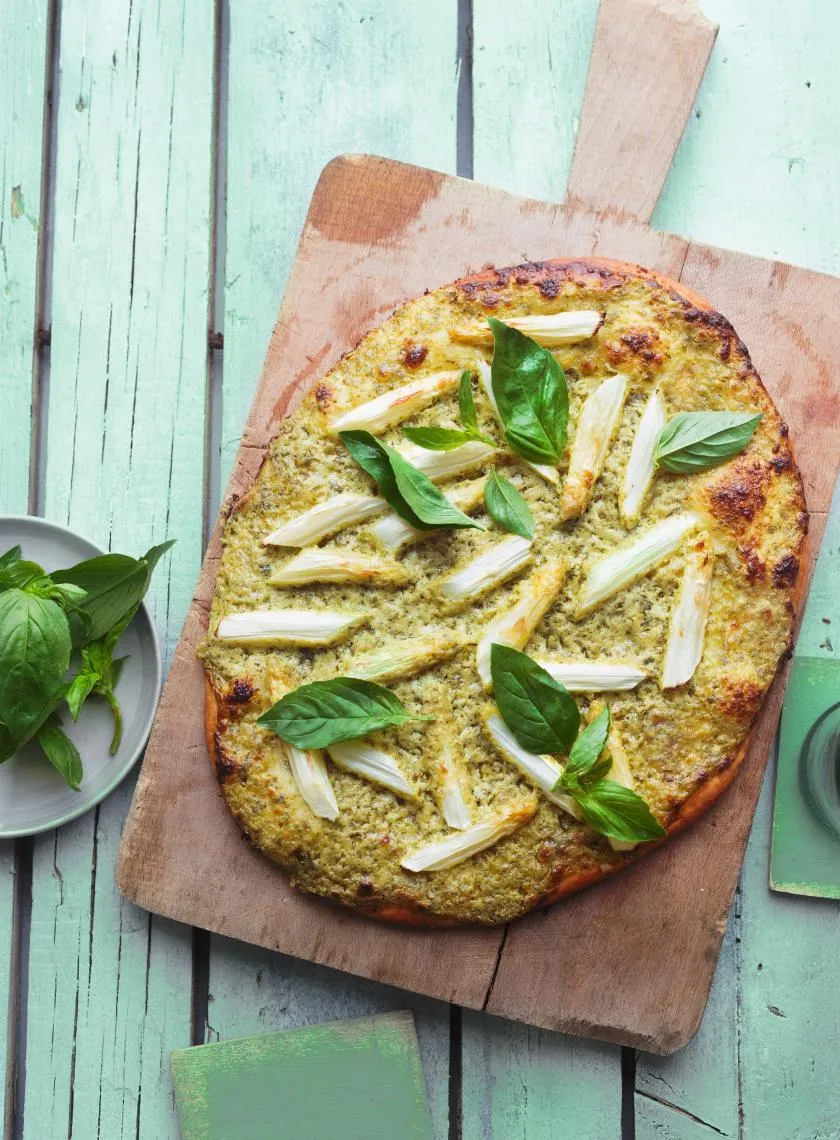Kreative Spargelpizza mit weißem Spargel, Basilikum-Mascarponecreme und frischen Kräutern.