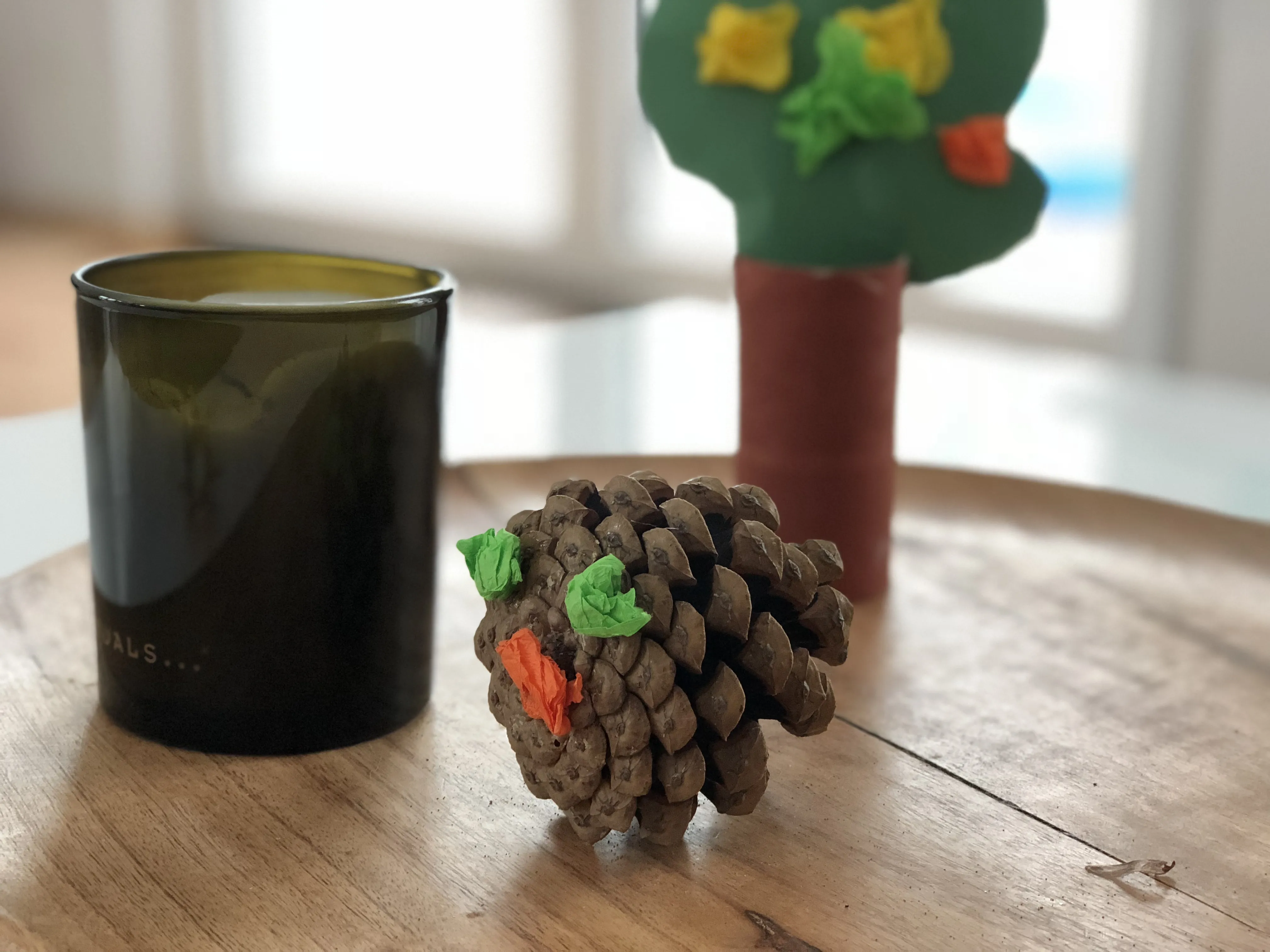 Kreativer Igel aus Tannenzapfen als DIY-Projekt für Kinder nach einem Waldspaziergang