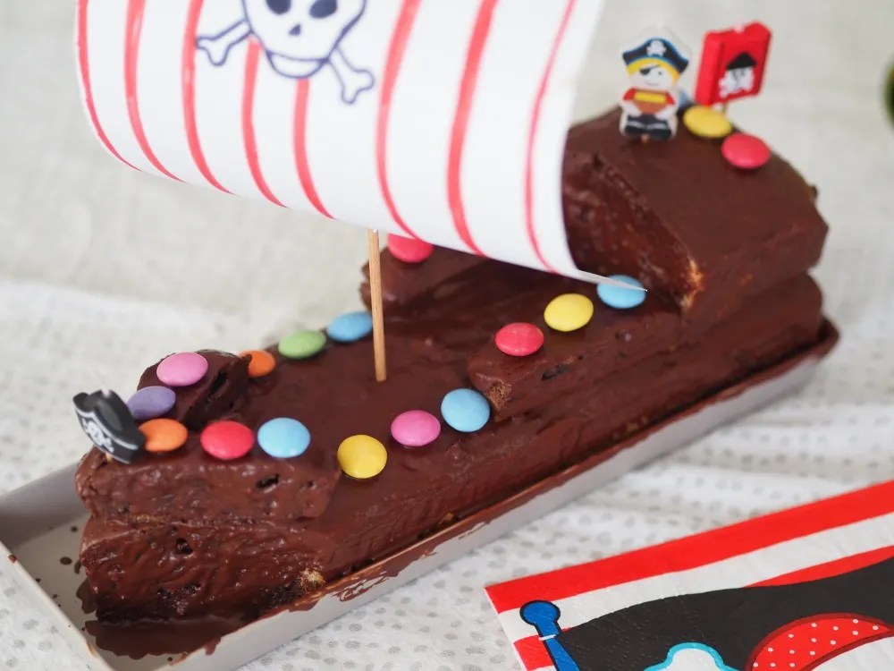 Kreativer Piratenschiff Geburtstagskuchen mit Smarties dekoriert
