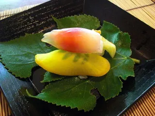 Kreatives Daikon-Sushi mit eingelegtem japanischem Rettich (Takuan)