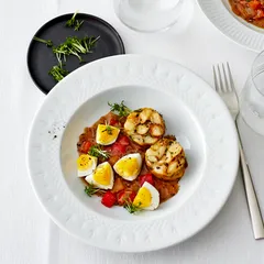 Kreatives Œuf Stroganoff mit pochierten Eiern und Gartenkresse, eine ungewöhnliche und raffinierte Interpretation.