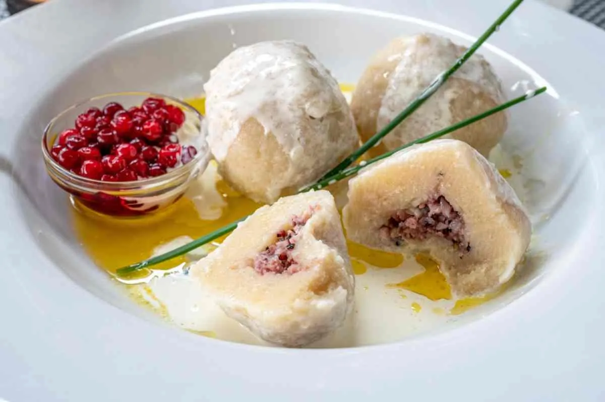 Kroppkakor, schwedische Kartoffelknödel, mit Preiselbeeren