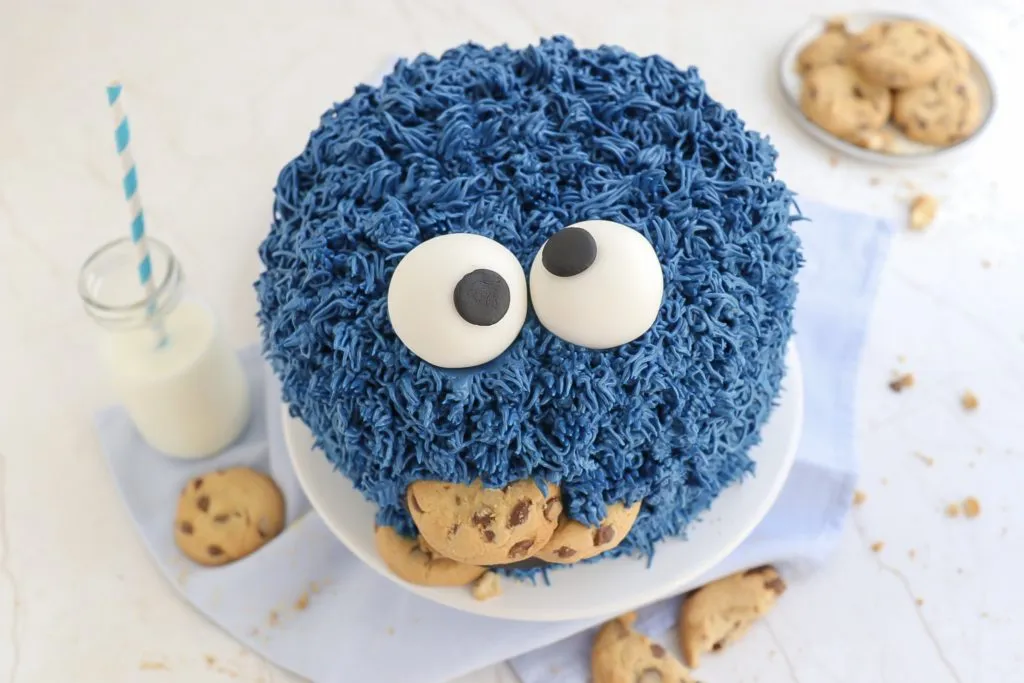 Krümelmonster Geburtstagskuchen, fertig dekoriert mit Buttercreme und Keksen, bereit zum Servieren