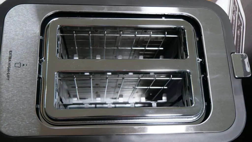 Krups Edelstahl Toaster KH442D mit breiten Schlitzen für große Toastscheiben und Brötchenaufsatz.