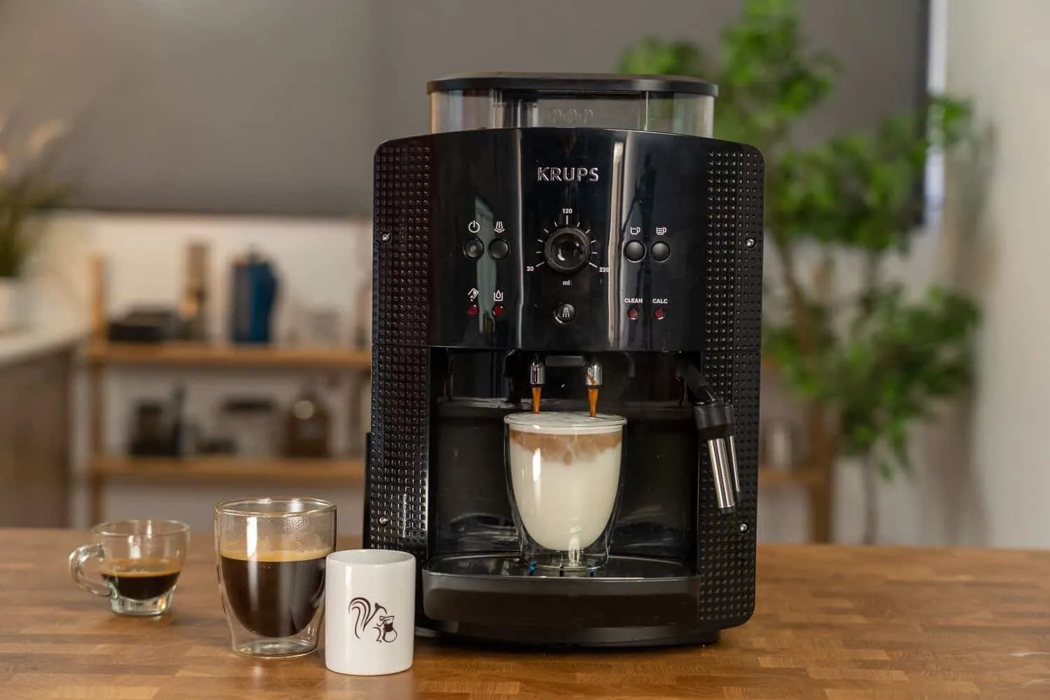Krups Einsteiger-Kaffeevollautomat brüht Kaffee