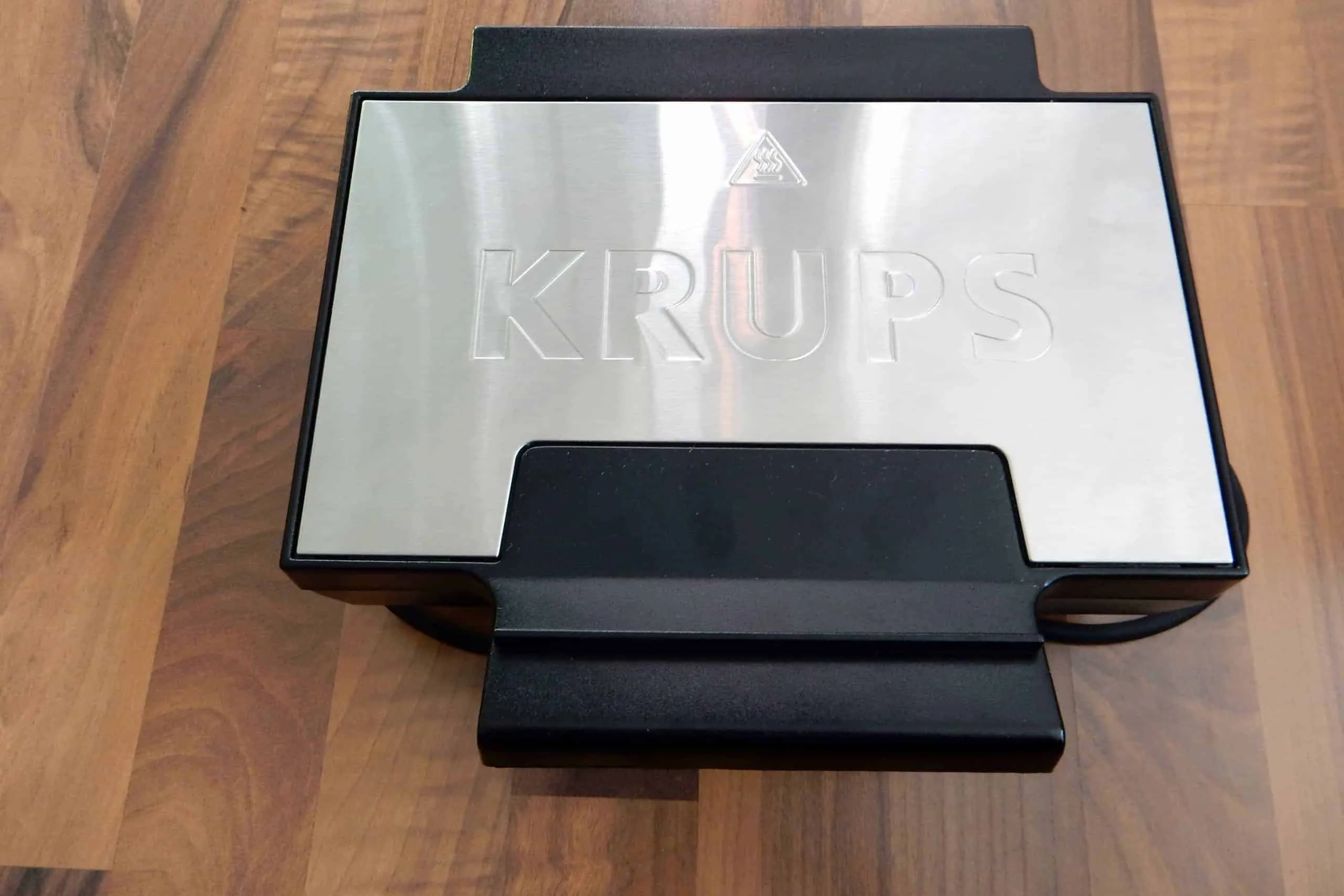 Krups FDK 251 Waffeleisen von der Seite, zeigt das edle Design