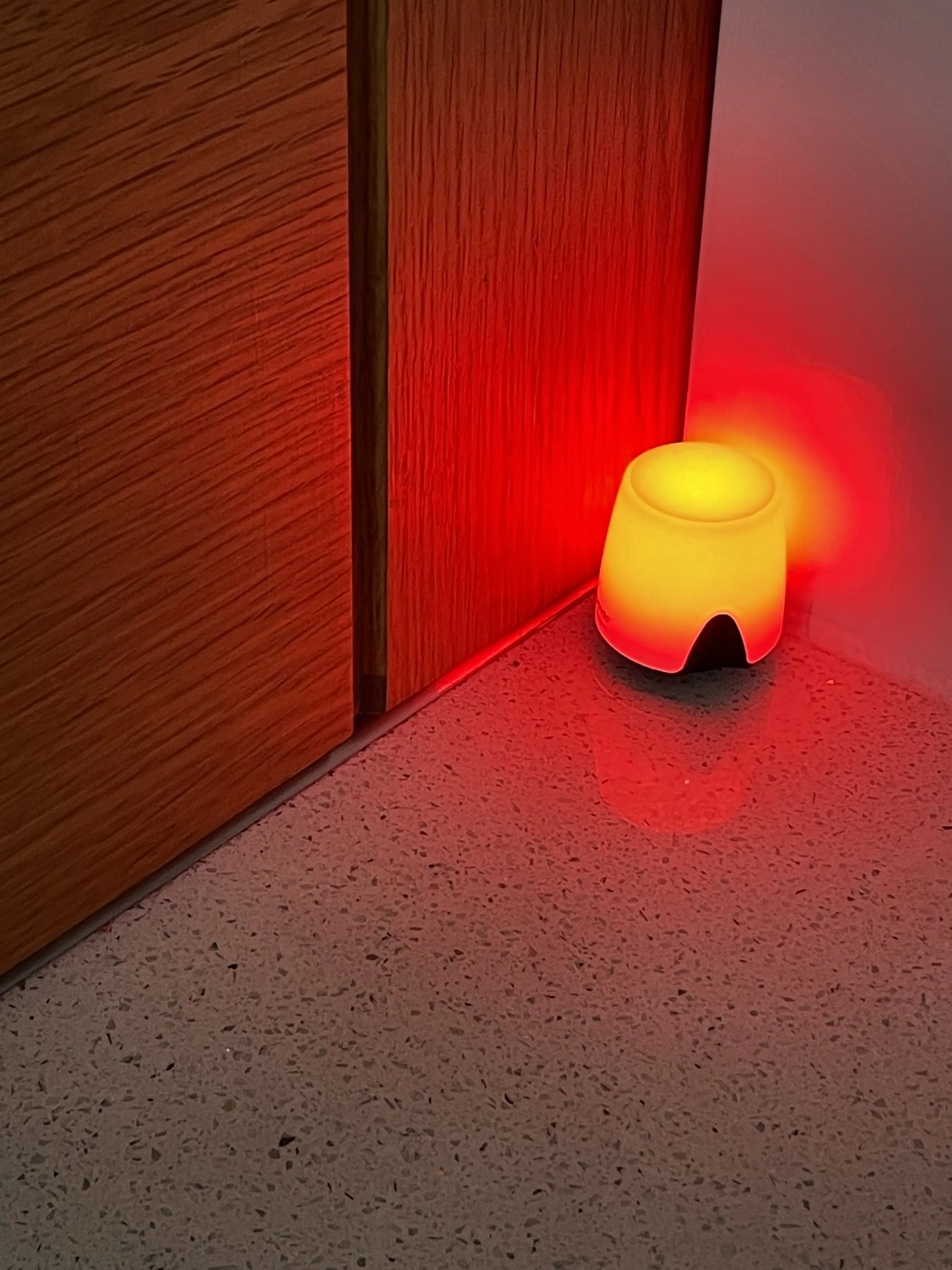 Kuando Busylight Alpha an einer Zimmertür als "Bitte nicht stören"-Indikator