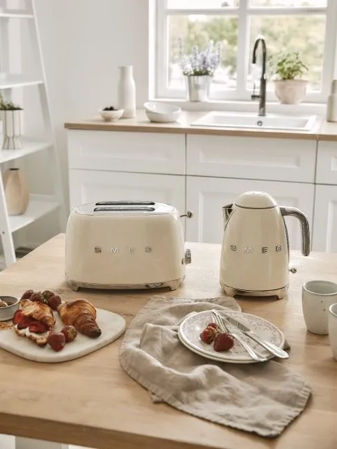 Küche mit sandfarbenen Accessoires, die eine warme Atmosphäre schaffen