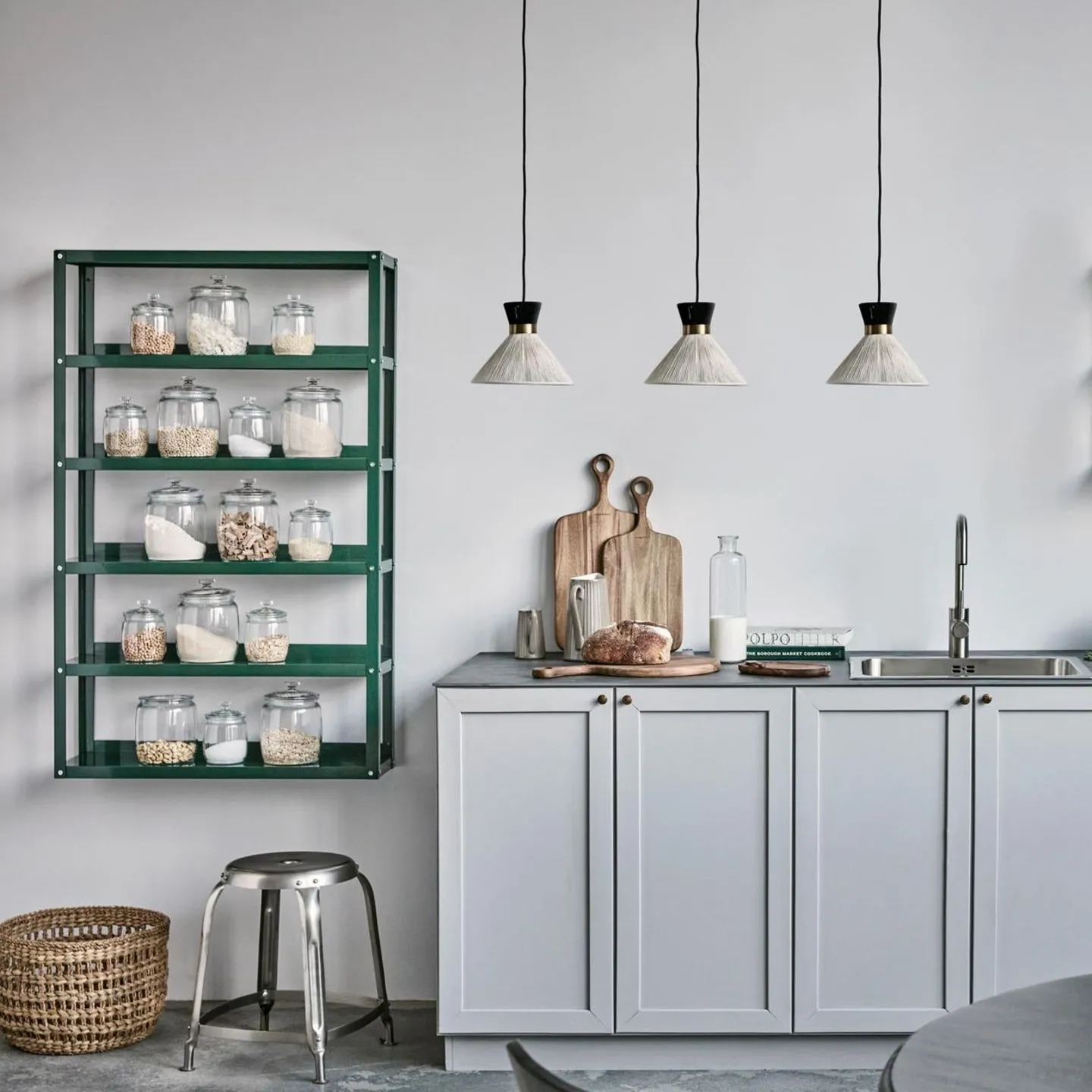 Küche mit Wandschränken und vorräten sowie grauer Küchenzeile