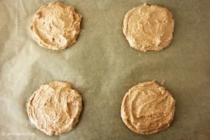 Kuchenböden Teig auf Backpapier für den Geburtstagskuchen 1 Jahr