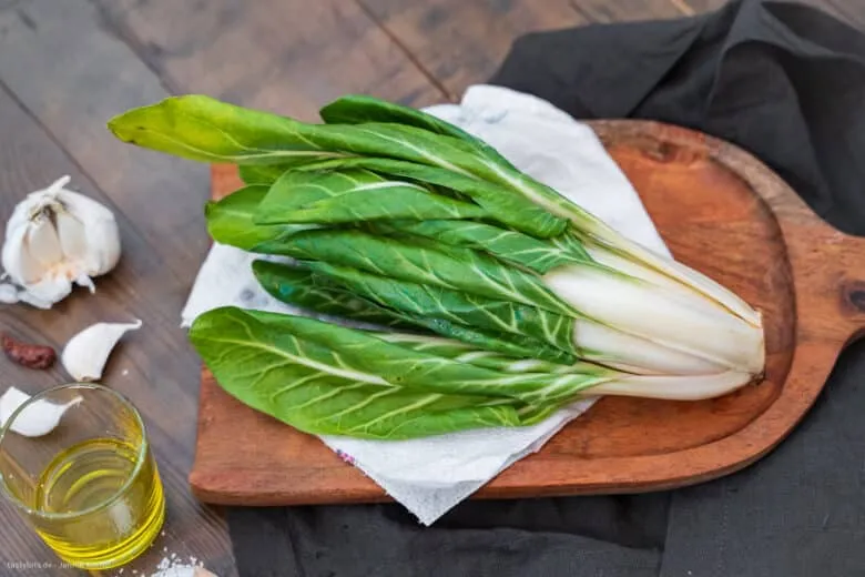 Küchenfertig vorbereiteten Mangold waschen und schneiden für das Mangold Gericht
