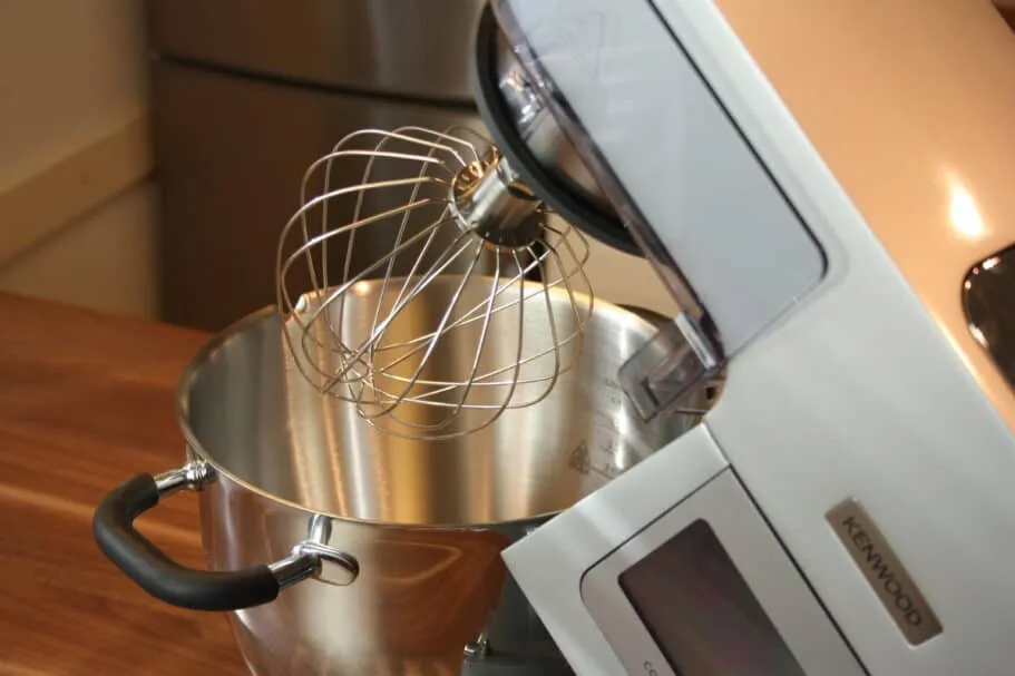 Küchenmaschine mit Kochfunktion und von oben eingeführten Rührelementen