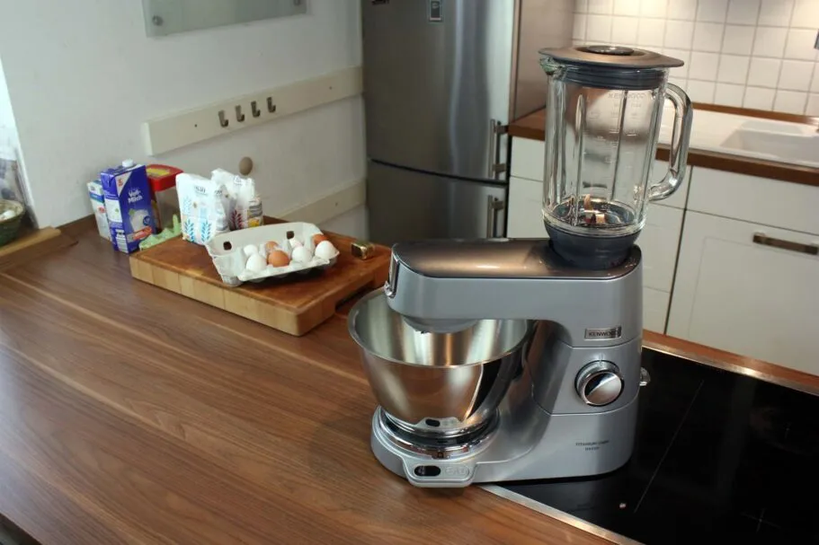 Küchenmaschine Test: Kenwood Titanium Chef Baker KVC85 mit Mixer-Aufsatz