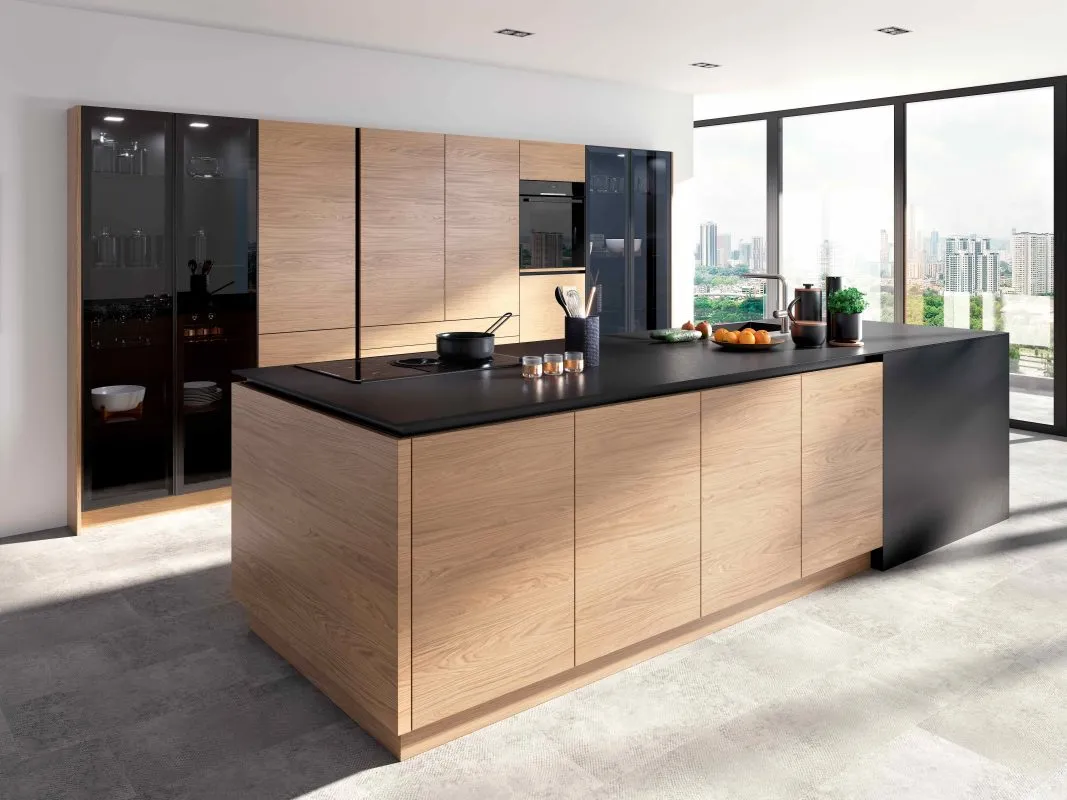 Küchenmodell DANKÜCHEN Silbermond in Nordic Eiche mit schwarzer Compactplatte, symbolisierend stilvollen Minimalismus.