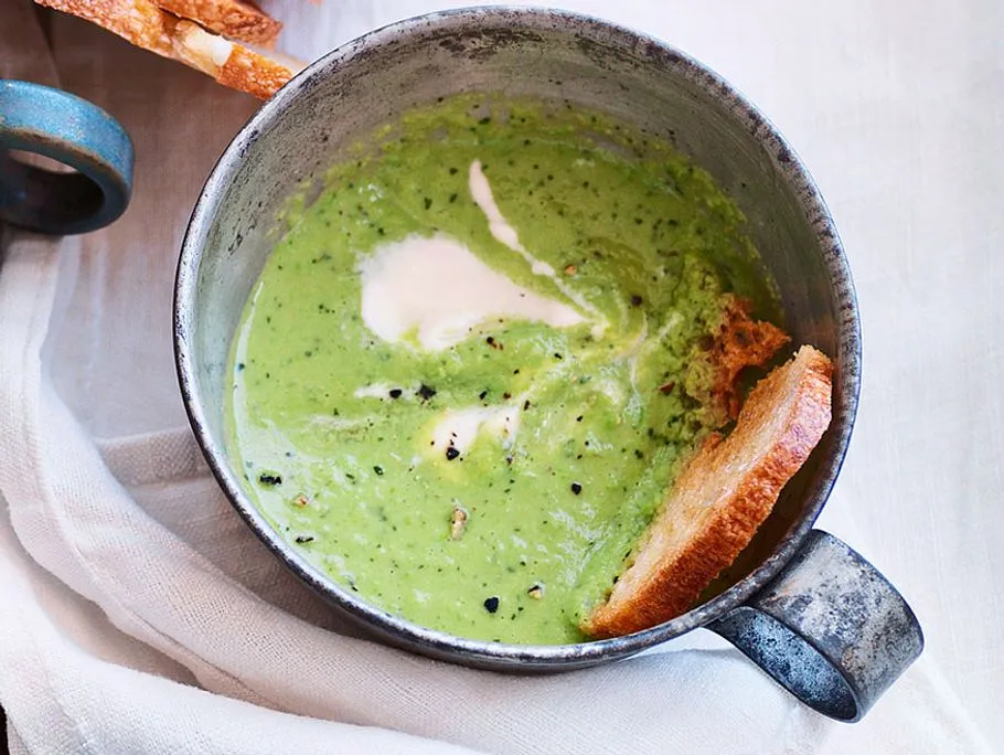 Kühle Erbsen-Minz-Suppe mit Croutons, ein leichtes Sommeressen für heiße Tage