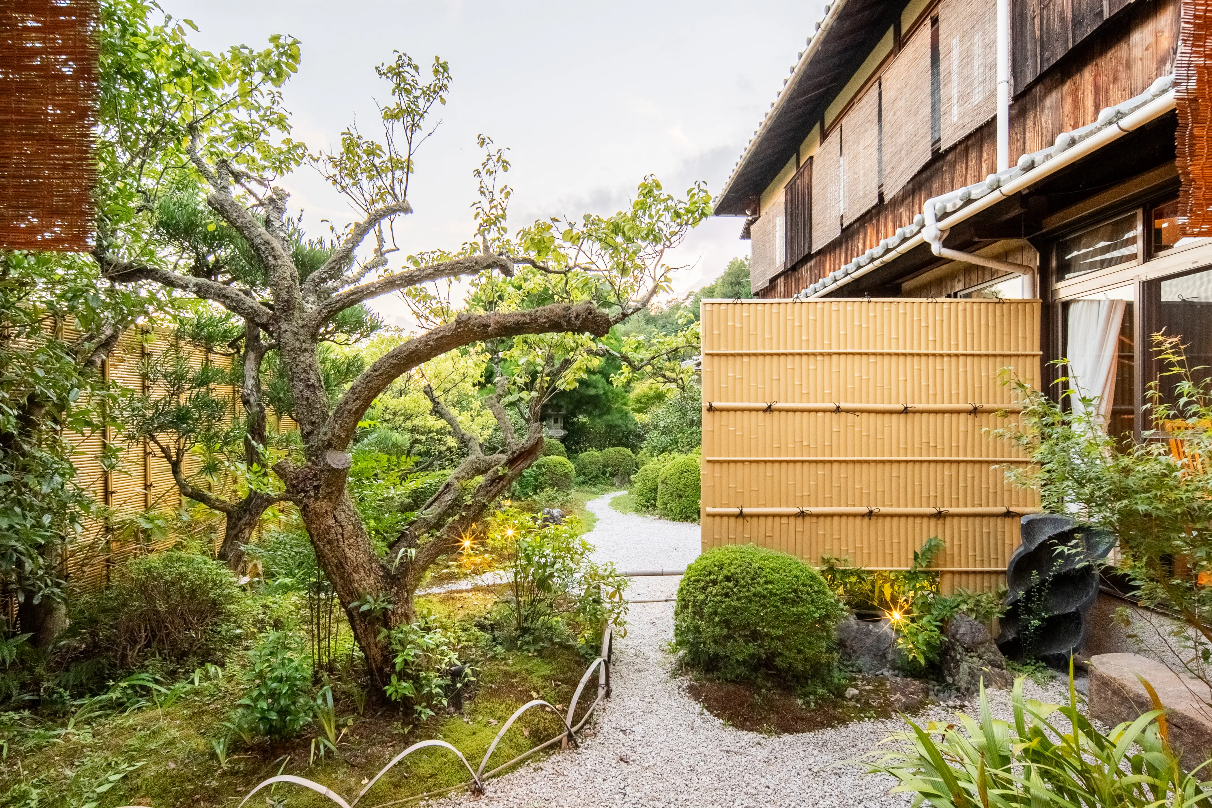Künstlerhaus in Kyoto, Japan, mit einem großen Zypressenbad – authentische japanische Kultur erleben 2025