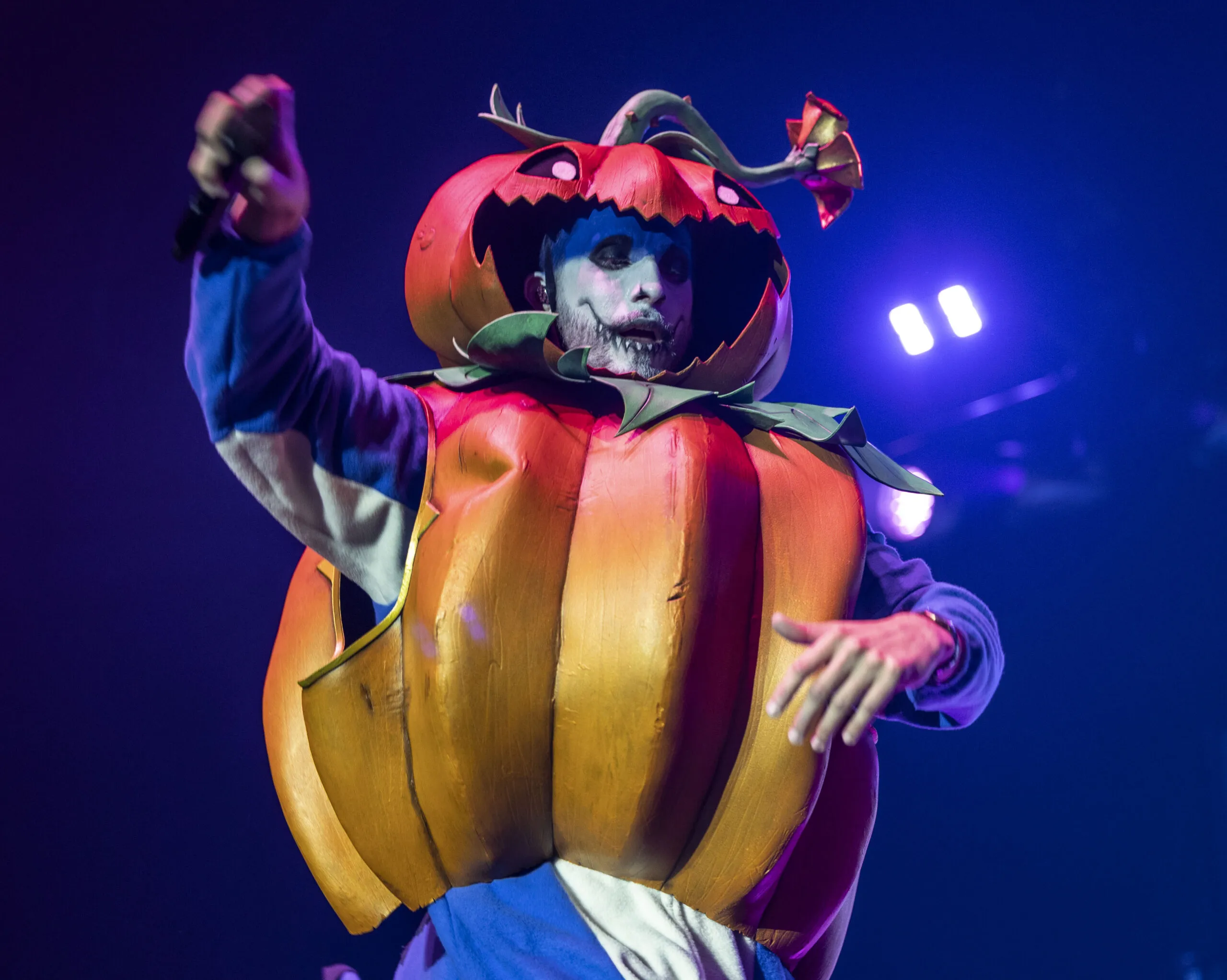 Künstlerische Darstellung eines gemeinschaftlichen Genussmoments bei einem Schokofondue-Abend