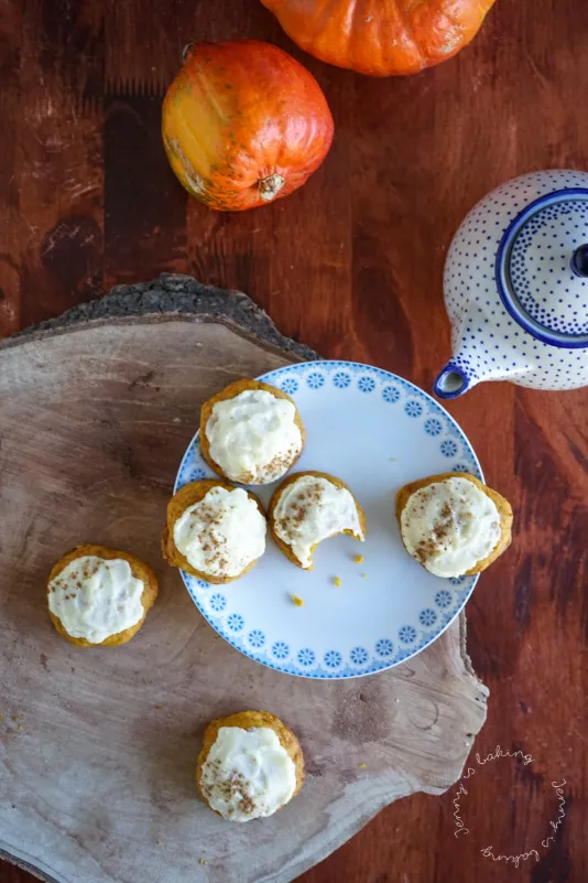 Kürbis-Cookies mit cremigem Frischkäse-Topping für den Herbst