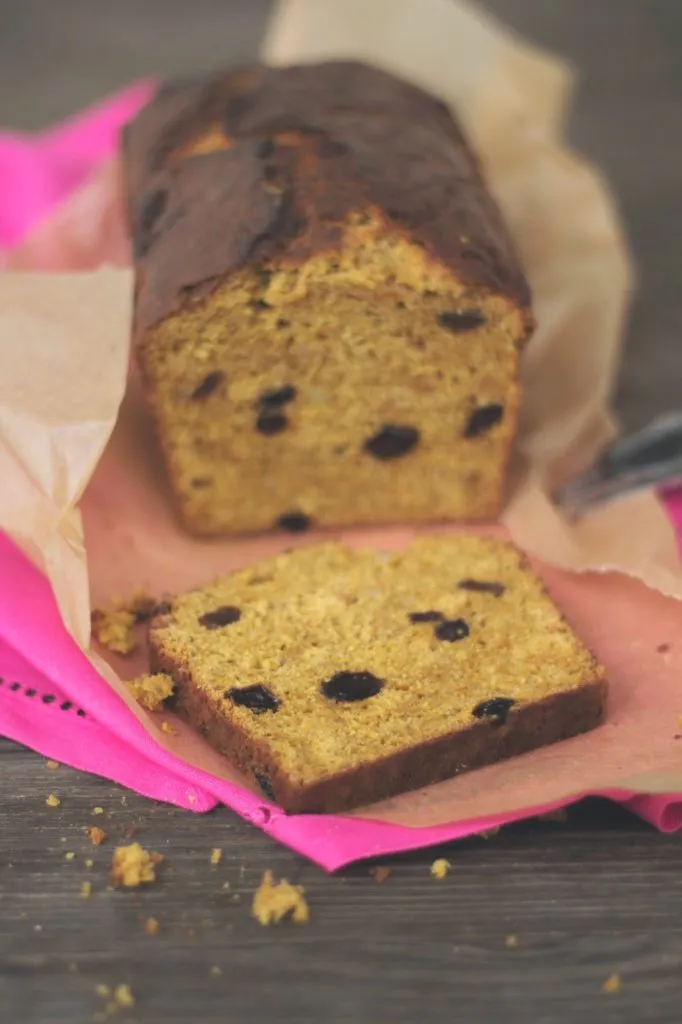 Kürbis-Früchtebrot, in Scheiben geschnitten, auf einem Brett