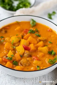 Kürbisgulasch mit Bratwürstchen, meinestube