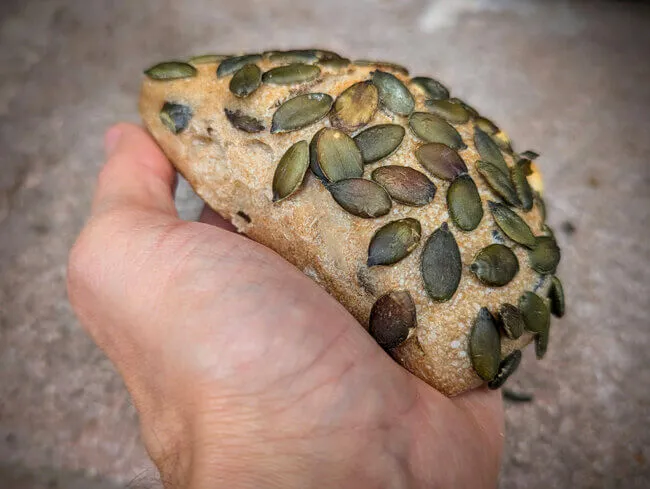 Kürbiskerne auf Brötchen auftragen