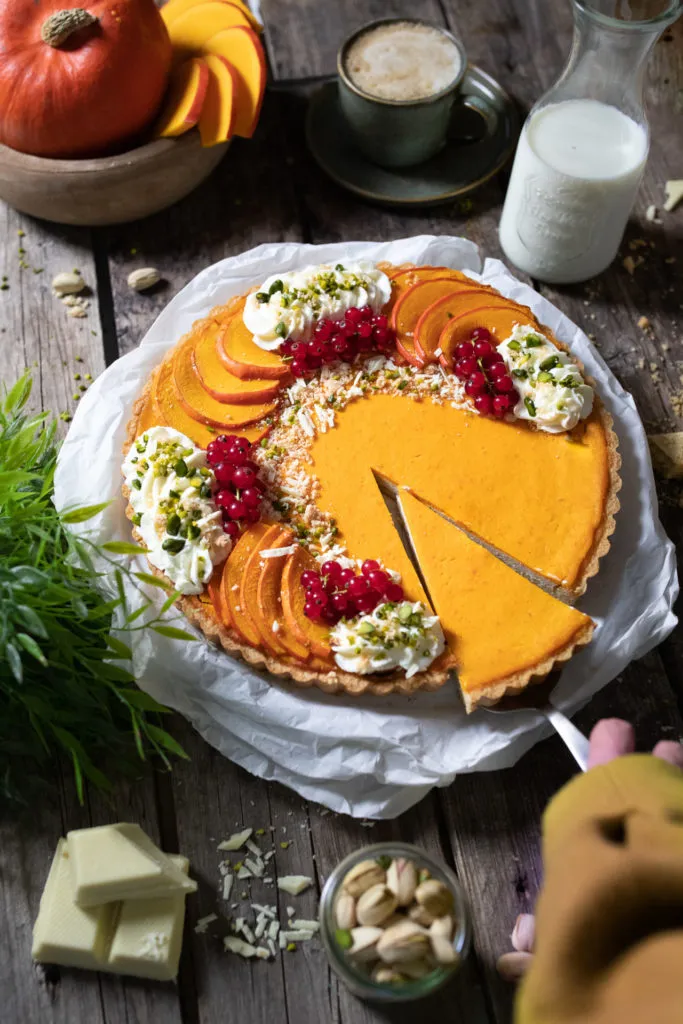 Kürbiskuchen mit Pistazien und Cheesecake, eine herbstliche Backkreation.