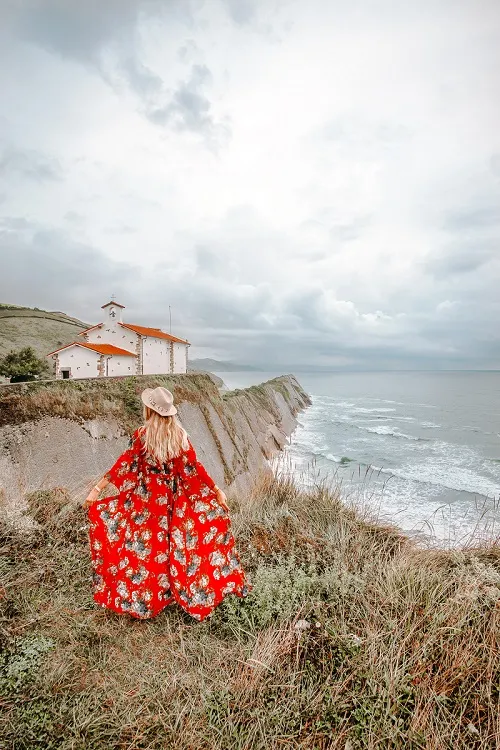 La Zurriola Strand in San Sebastian, bekannt für seine Wellen und Surfer