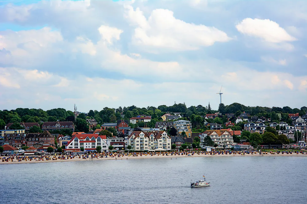 Laboe mit Blick auf Strand und Stadt