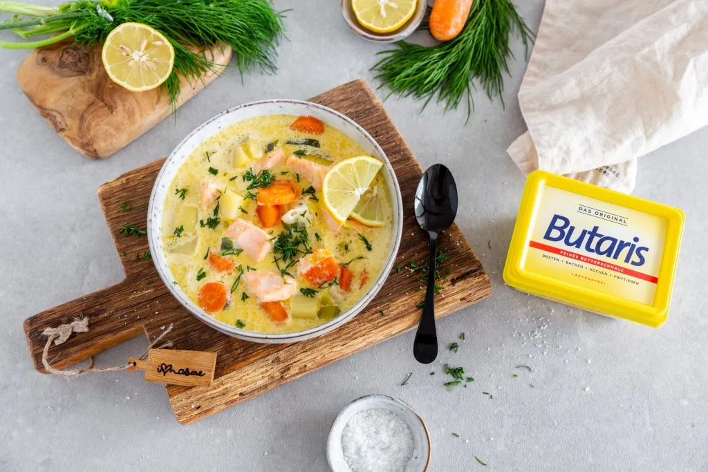 Lachs-Gemüse-Suppe mit frischen Kräutern