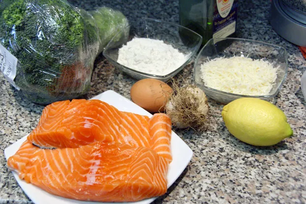 Lachs mit Brokkoli Puffer angerichtet mit Zitrone und Sauerrahm