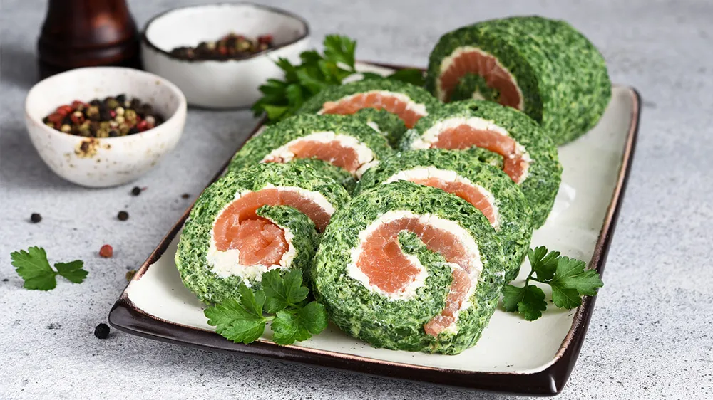 Lachs-Spinat-Rolle, appetitlich angerichtet und ein toller Blickfang auf dem Vorspeisenteller.
