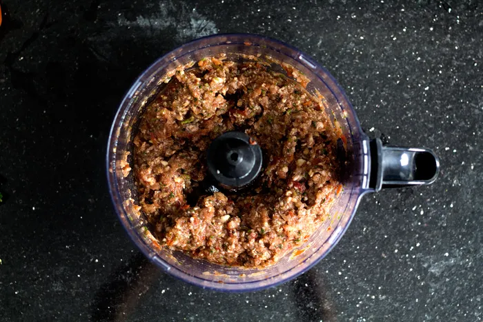 Lahmacun frisch zubereitet mit Kräutern und Zitrone