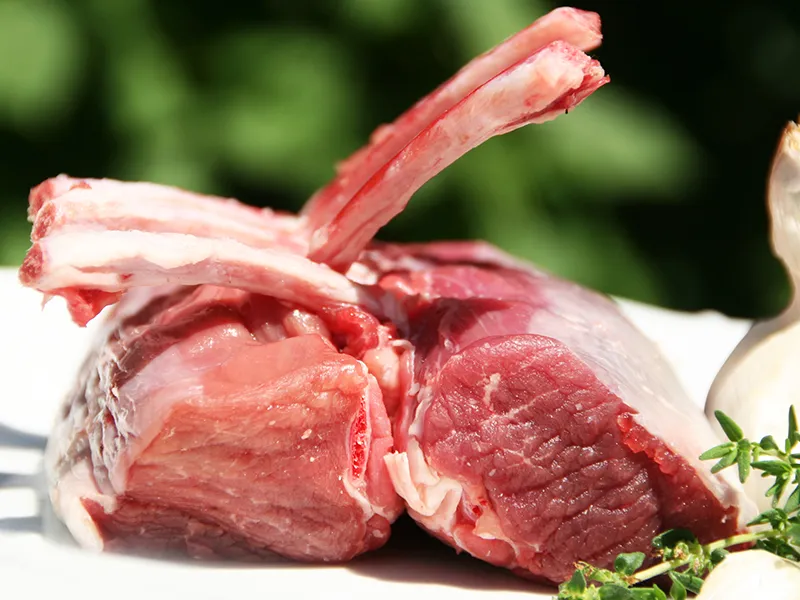 Lammkrone in der Pfanne mit Rosmarin und Thymian anbraten