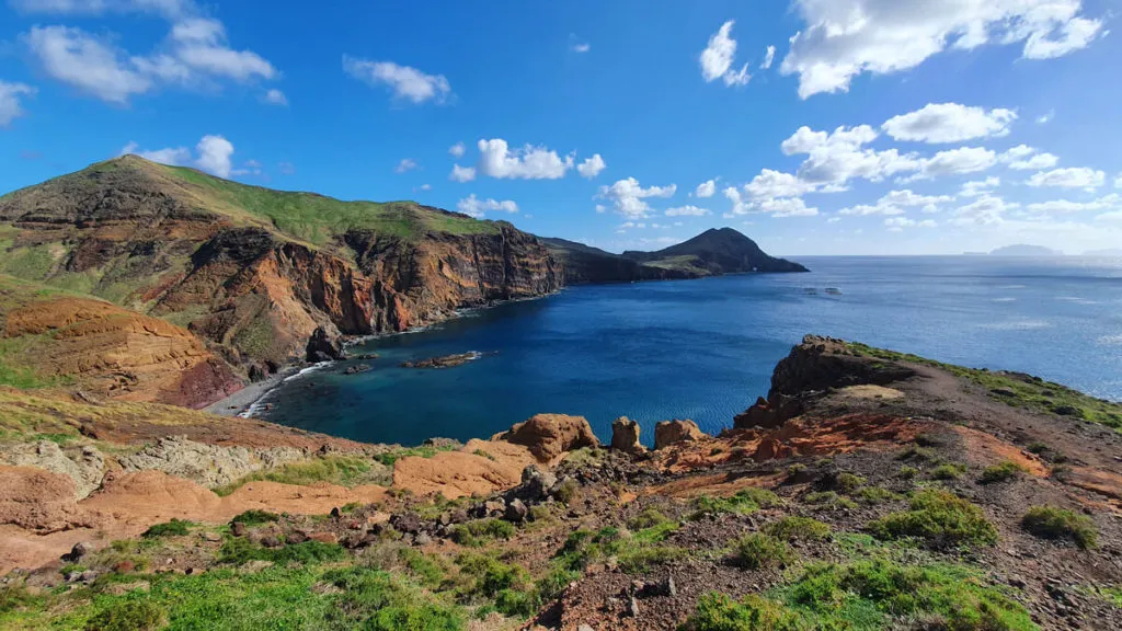 Landschaft auf Madeira mit Blick auf das Meer und Berge