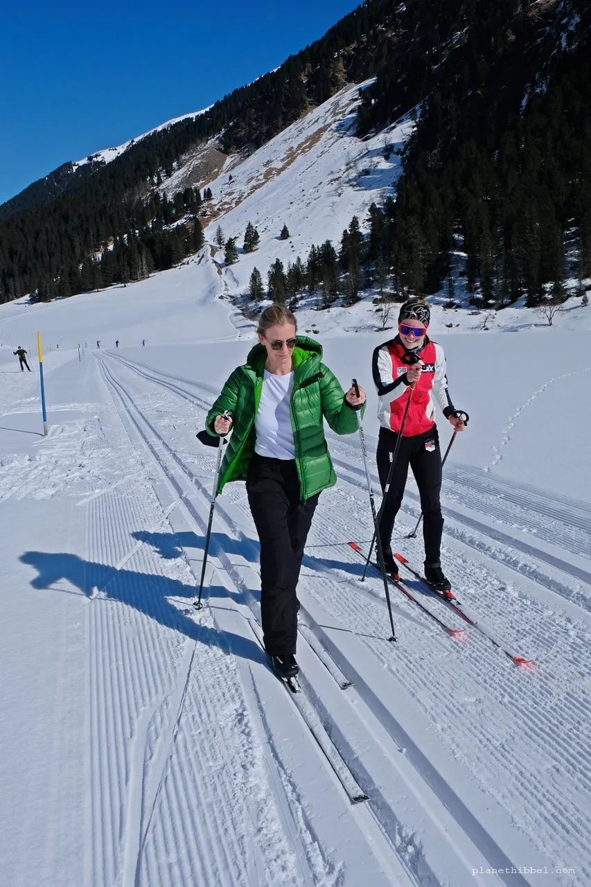 Langläuferin auf perfekt präparierter Loipe