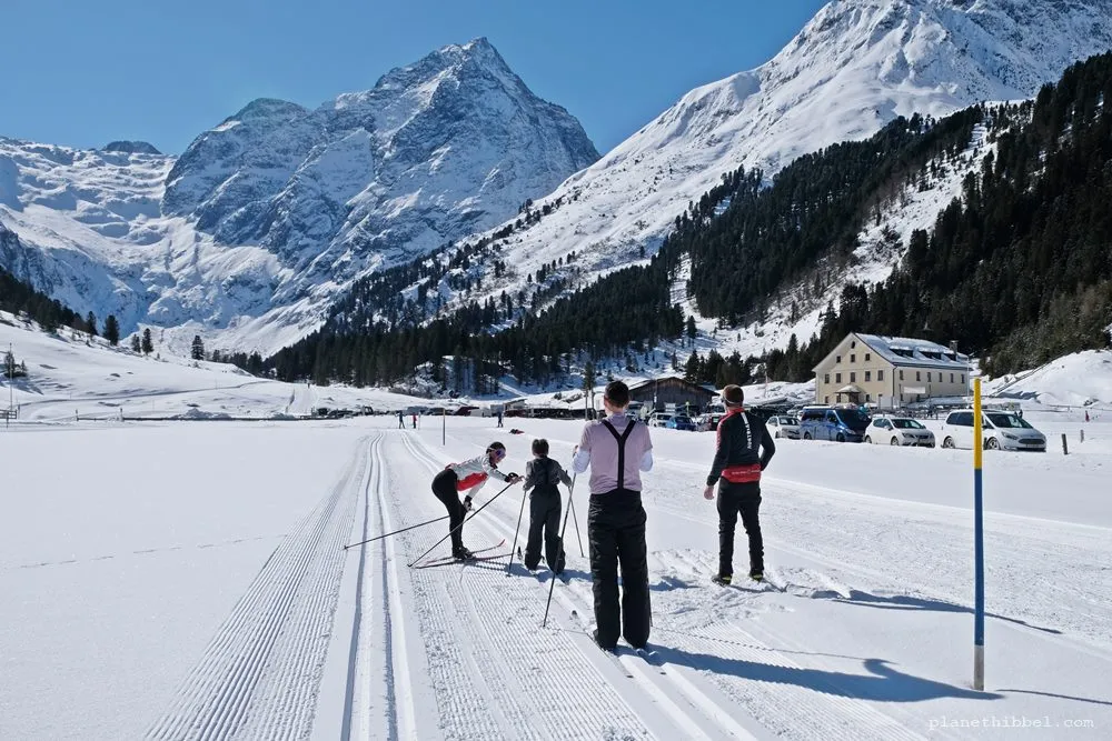 Langlauflehrer gibt Anweisungen an Schüler