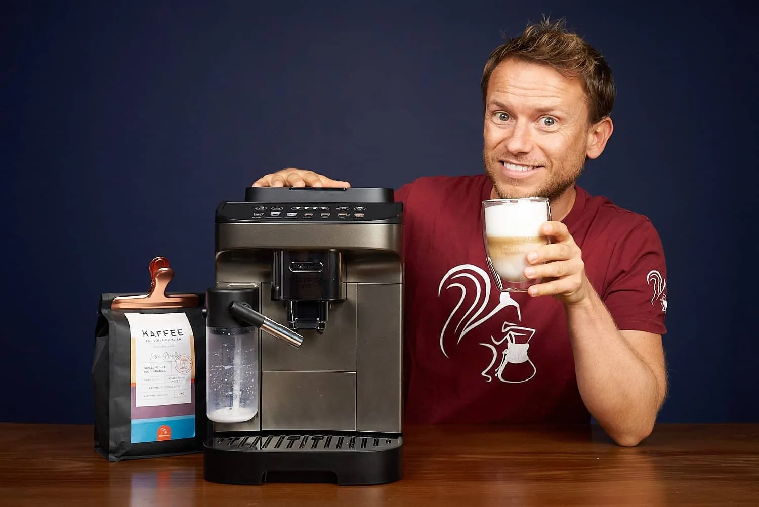 Latte Macchiato zubereitet mit dem DeLonghi Magnifica Evo Milk Kaffeevollautomaten