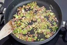 Lauch und Speck werden in einer Pfanne angedünstet