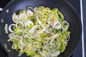 Lauchscheiben sanft in Butter und Öl in der Pfanne andünsten