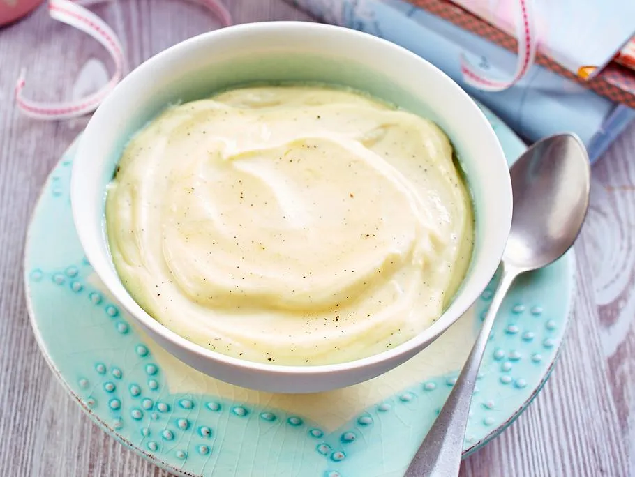 Lauwarme, cremige Vanillecreme als schnelles und traditionelles Nachtisch Rezept