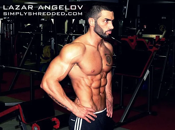 Lazar Angelov mit definierter Muskulatur und Sixpack, posiert für ein Fitness-Fotoshooting.