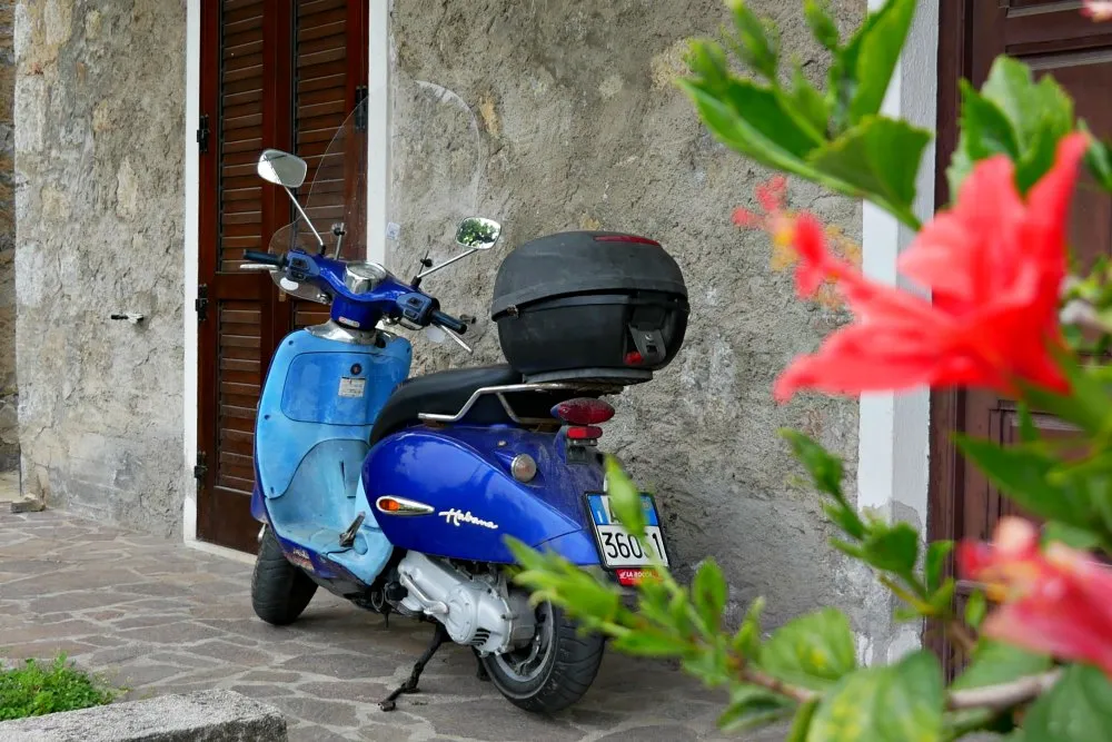 Lebendige Straßenszene in einer süditalienischen Stadt